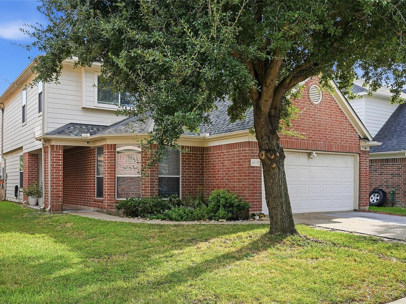 4 bed, 3.0 bath, 2318 sqft, $2,200 — Photo 2