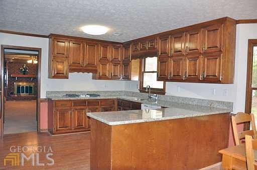 2nd image of 425 Camelot Dr