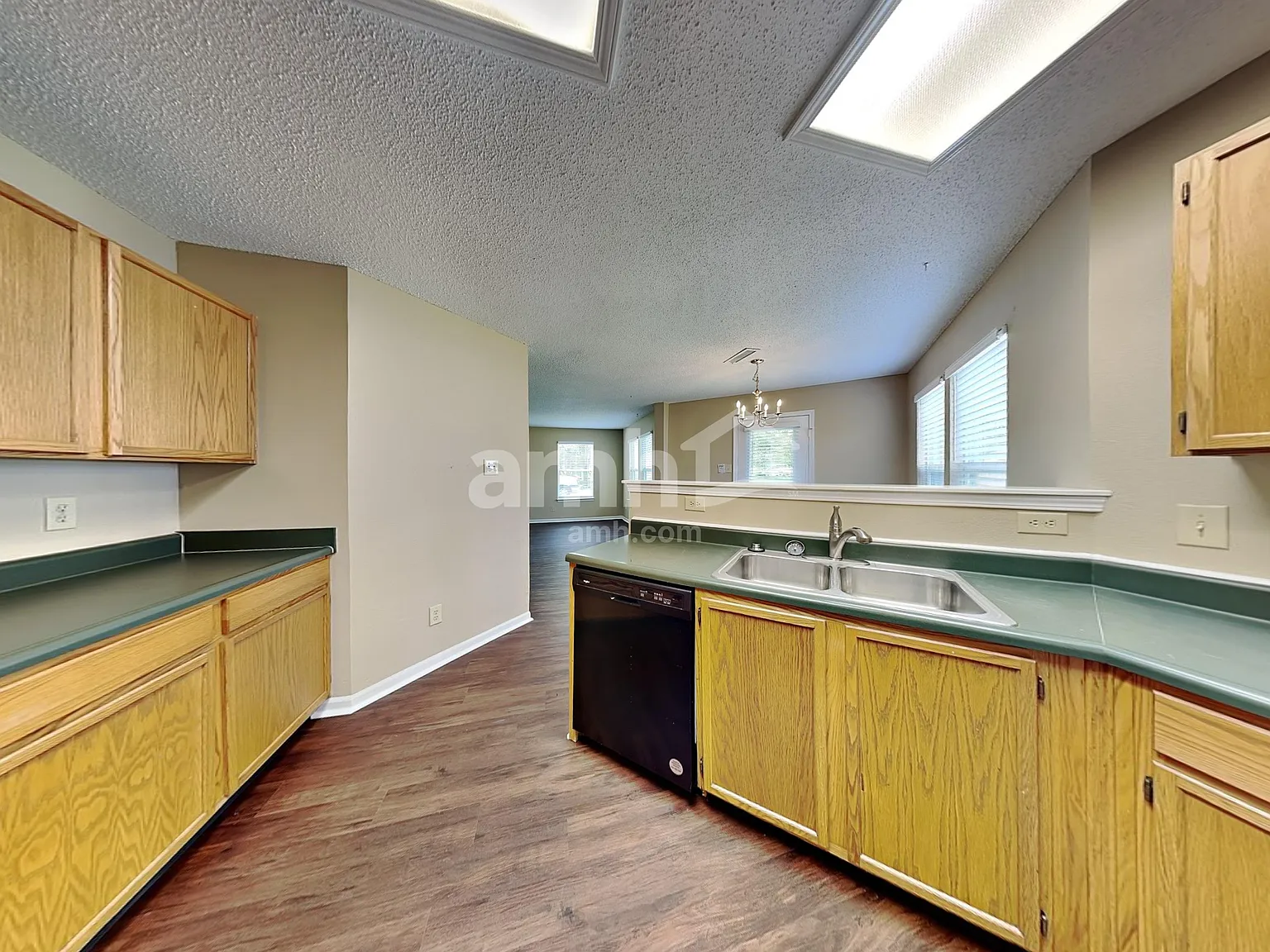 4 bed, 2.5 bath, 2334 sqft, $2,215 — Photo 3