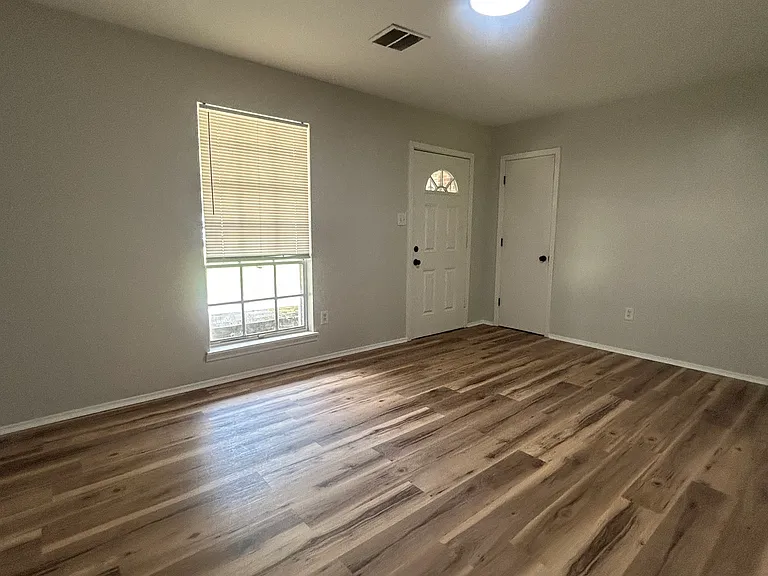 4953 Rosehaven Dr — Photo 6