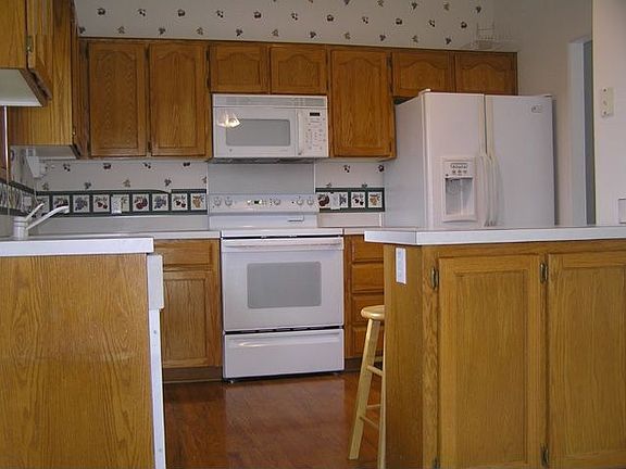 All kitchen appliances included, wood floor and pantry