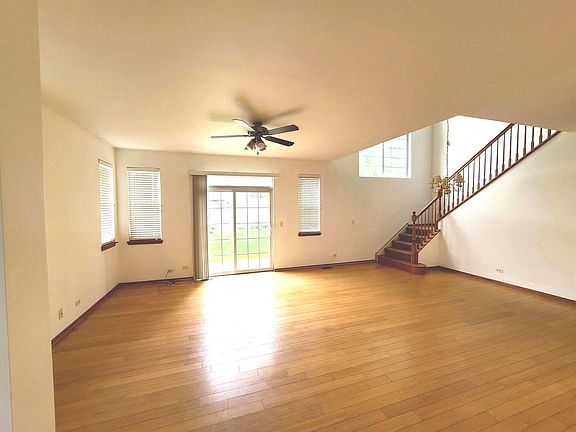 3rd image of 283 Robin Glen Ln