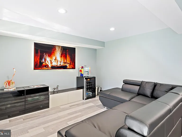 608 Winona Ct — Photo 42