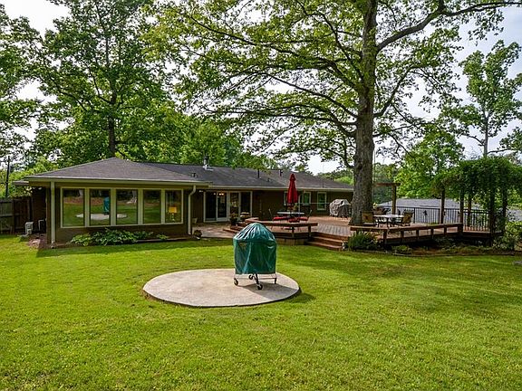 4th image of 2411 Hawthorne Dr