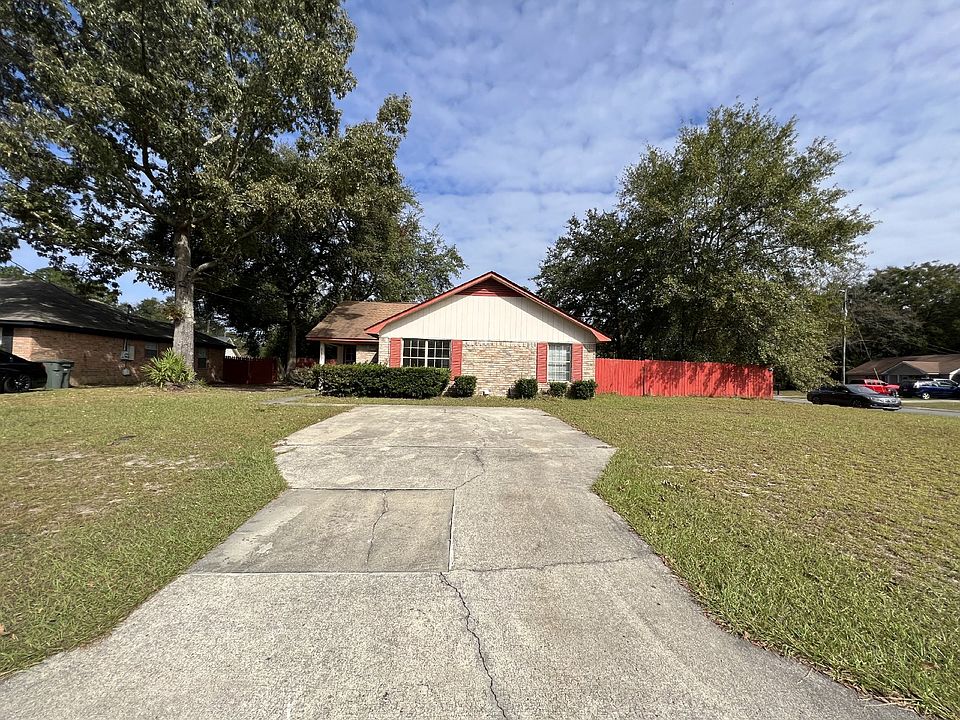 1st image of 829 Lost Grove Ln