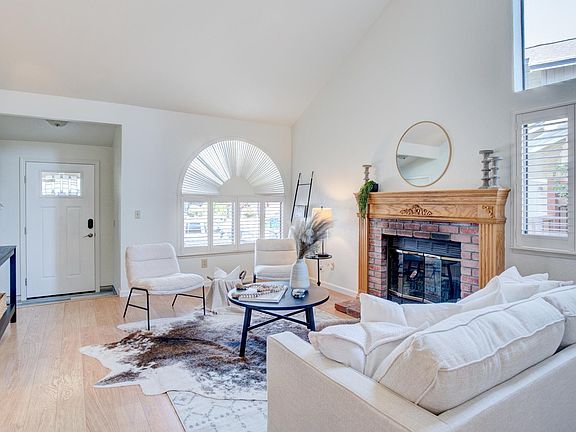 Home is not furnished. Virtually staged.