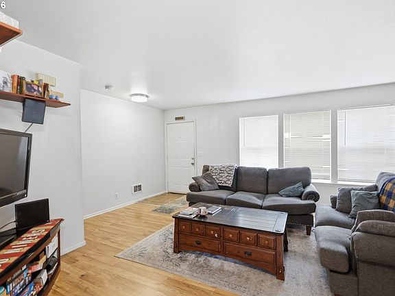 5th image of 623 W 18th Ave