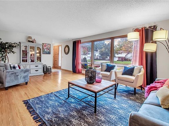 3rd image of 27 Plaza Dr