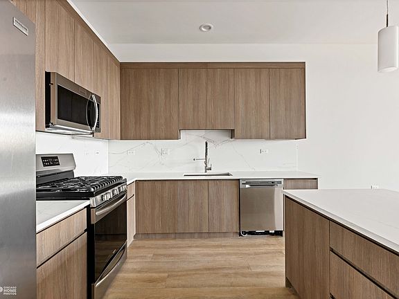 3rd image of 3207 N Lawndale Ave #202