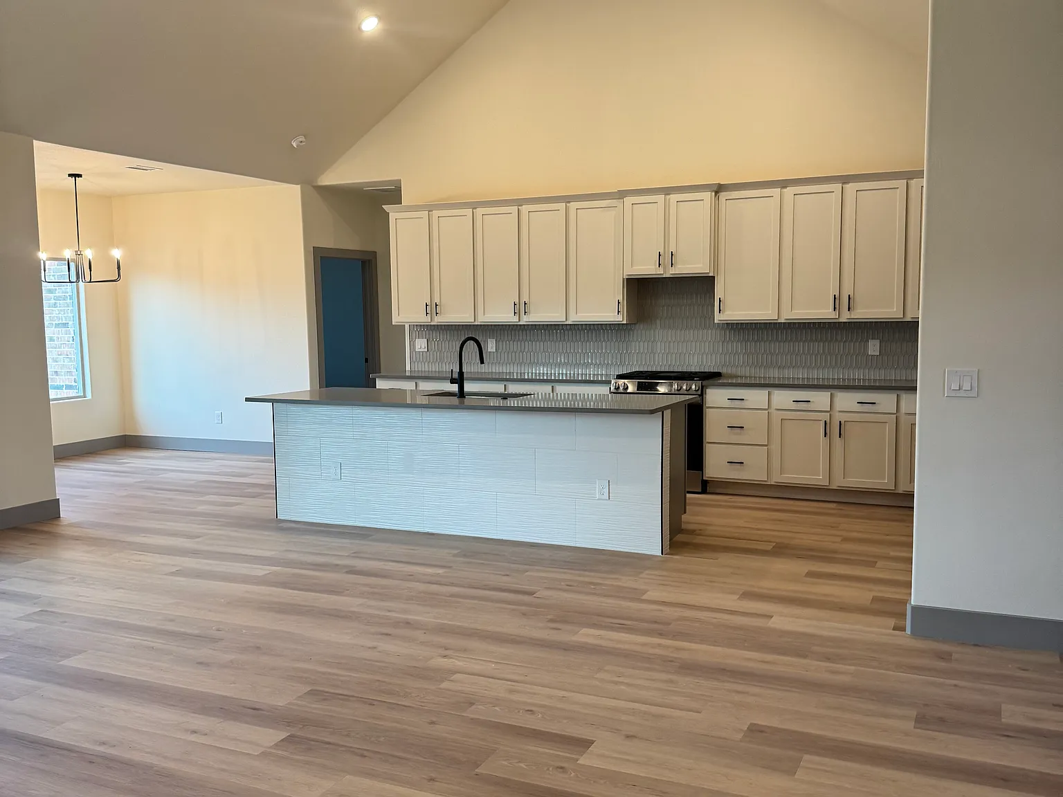 3 bed, 2200 sqft, $2,700 — Photo 3