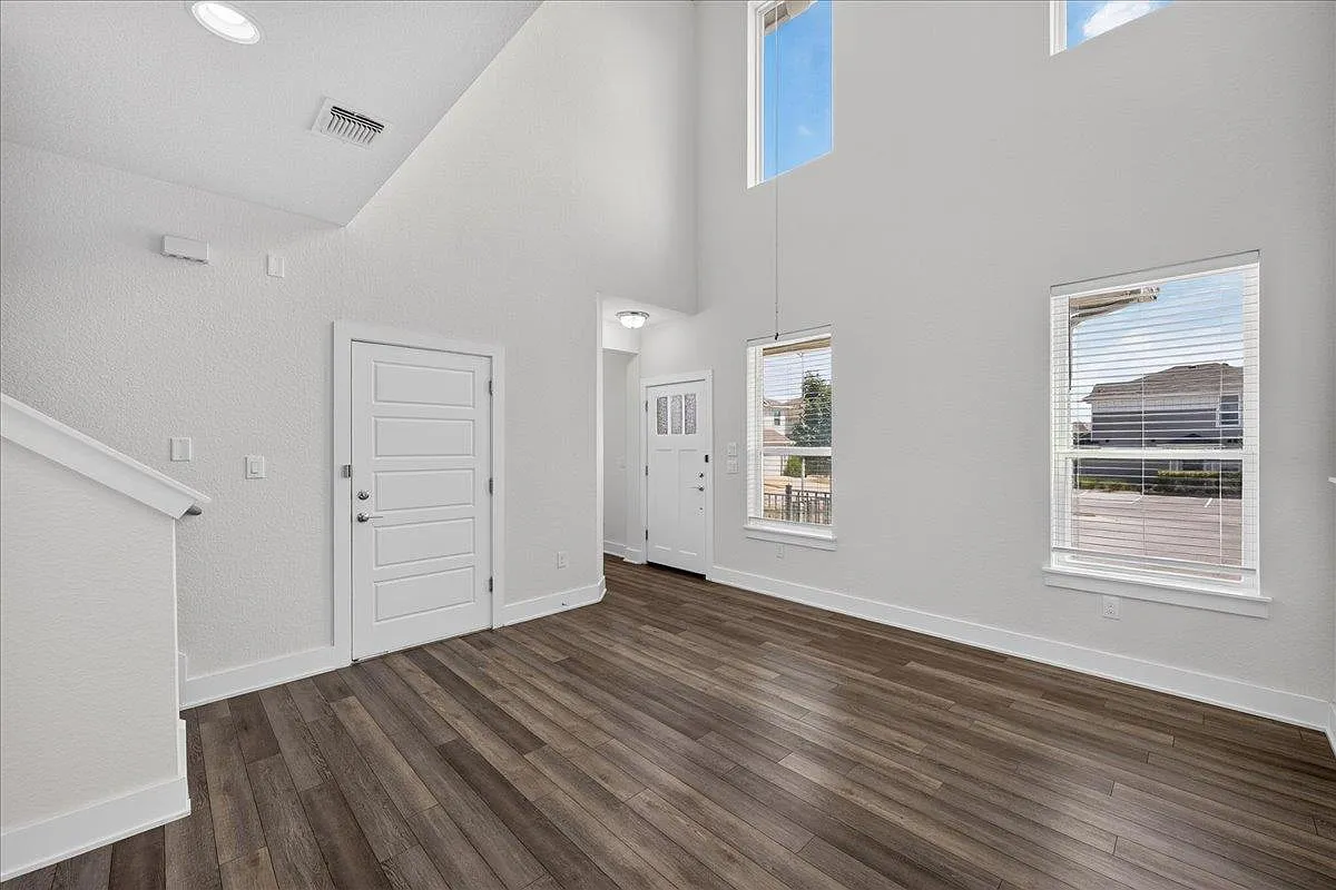 4 bed, 2.5 bath, 1930 sqft, $2,400 — Photo 4