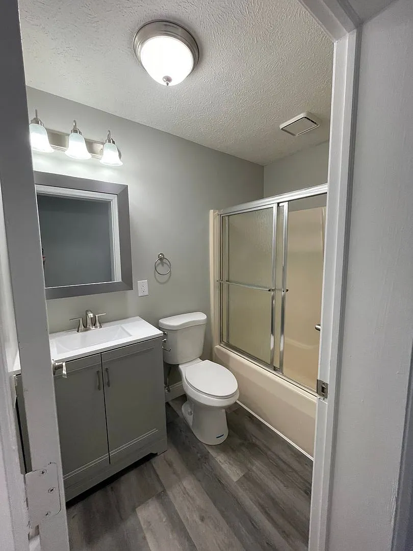 815 W. Columbia — Photo 3
