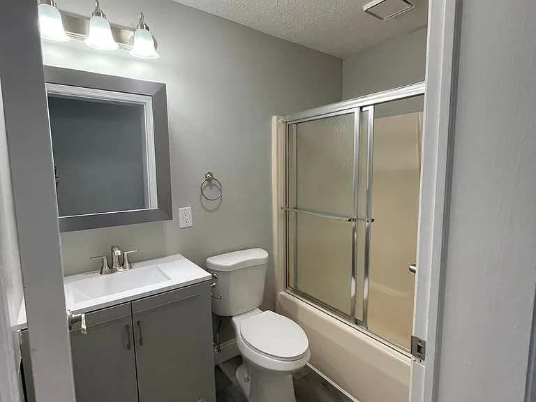 815 W. Columbia — Photo 3