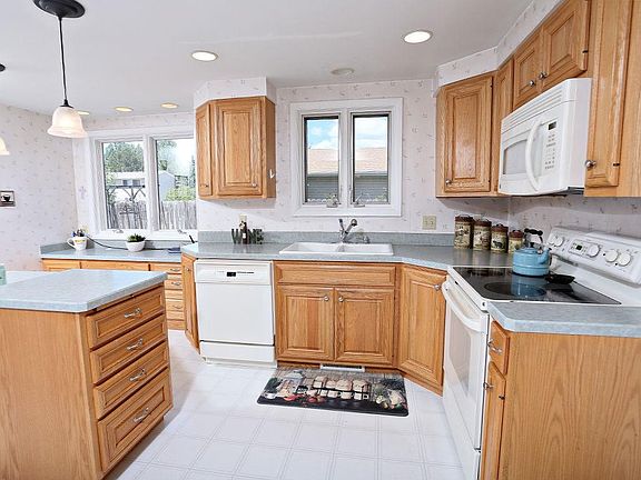 4th image of 498 Greenspring Pl