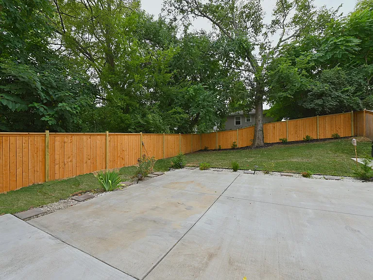 407B Moore Ave — Photo 29