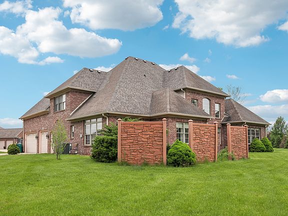 3rd image of 1038 White Oak Dr