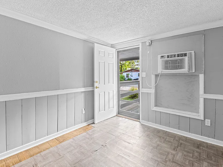 2318 Saxon St #A/B — Photo 11