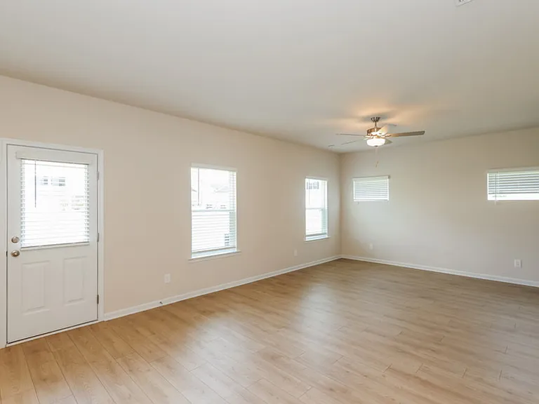 636 Mackenzie Cv — Photo 8