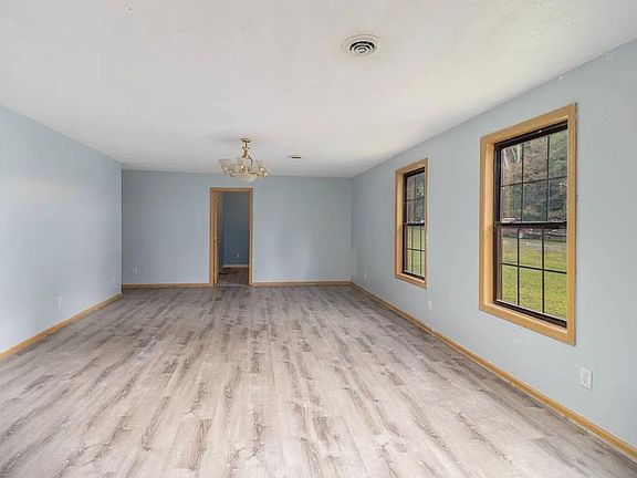 4th image of 225 Lubbuck Ln