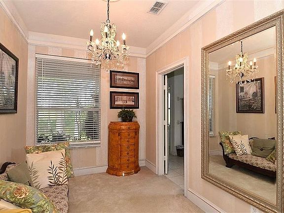 4th image of 654 Caledonia Pl