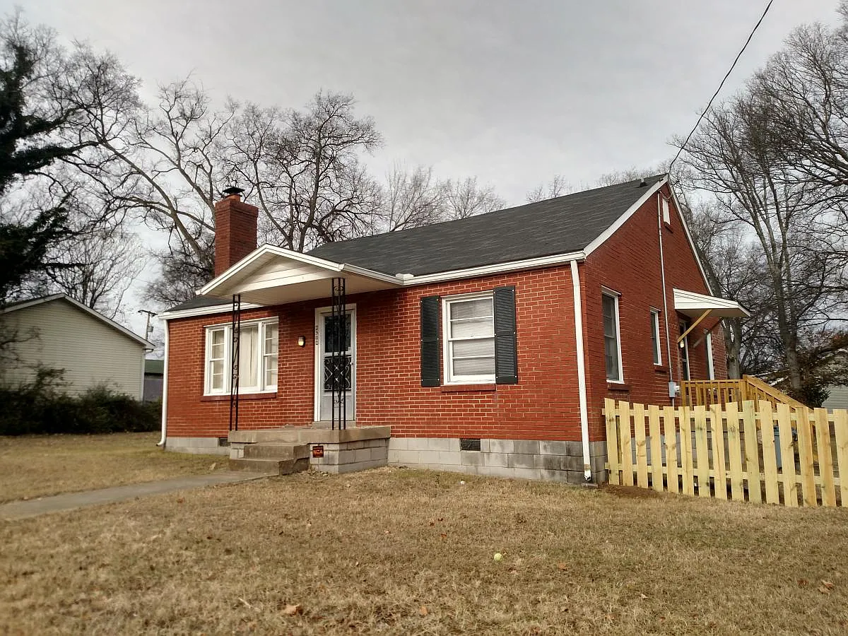3 bed, 1054 sqft, $1,950 — Photo 2