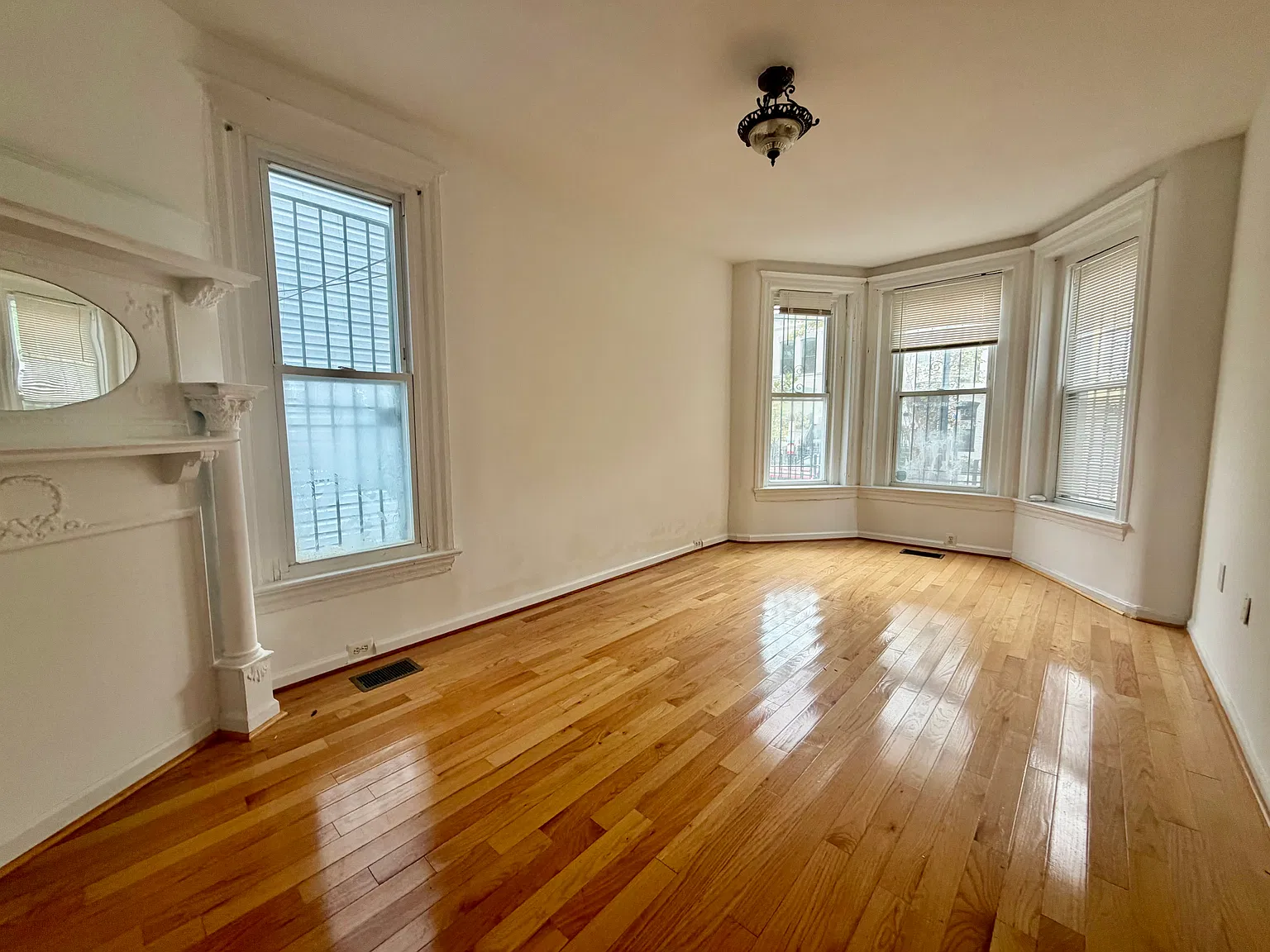 6 bed, 3200 sqft, $7,950 — Photo 3