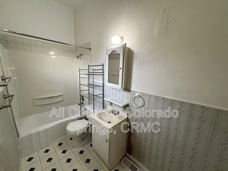 219 N 1st St — Photo 10