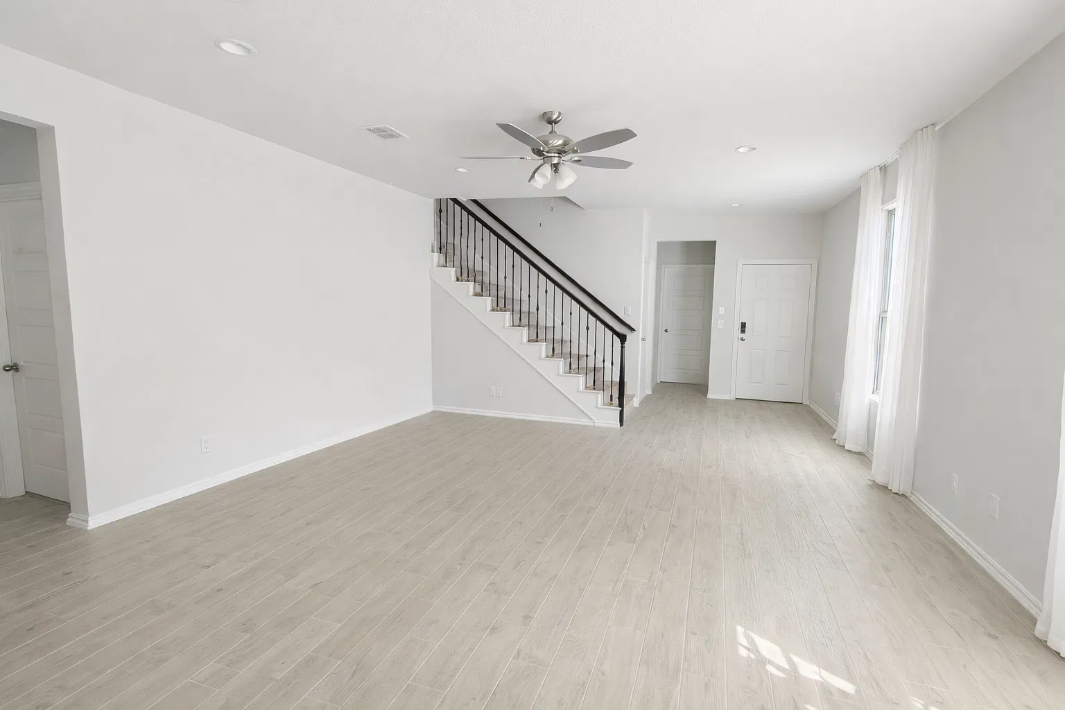 4 bed, 2327 sqft, $2,600 — Photo 4