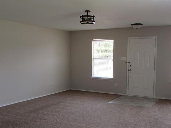 4th image of 1629 Village Park Trl