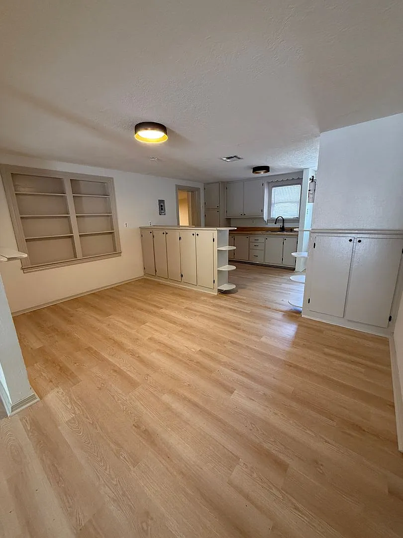 1305 W Ash Ave — Photo 4