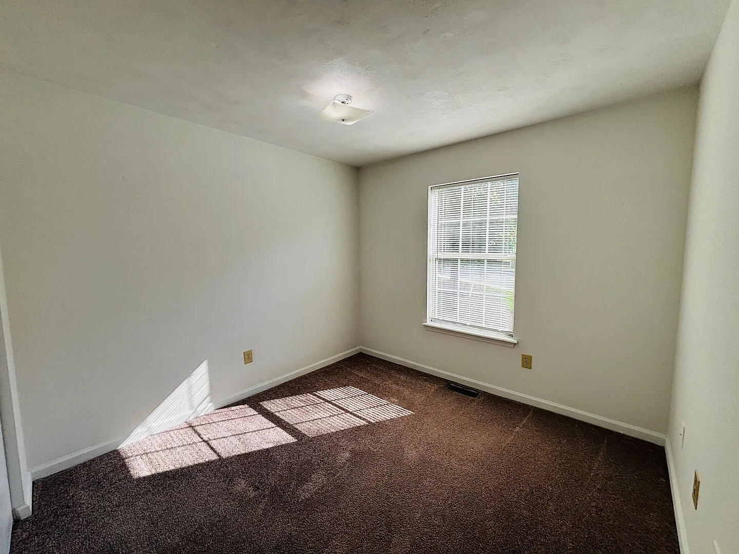 4 Bedroom 2.5 half Bath Townhouse — Photo 4