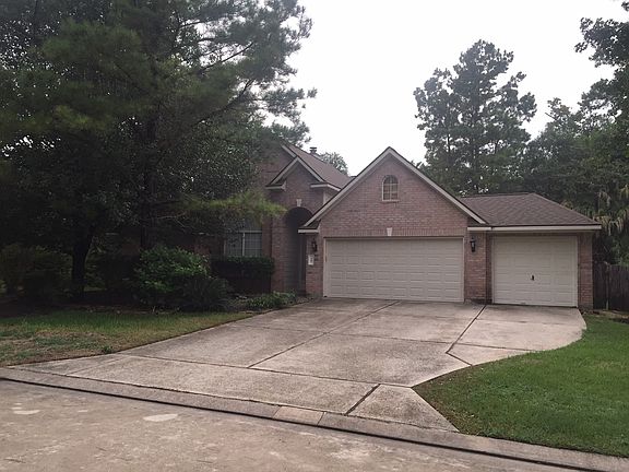 FRONT OF THE HOME W/3 CAR G.