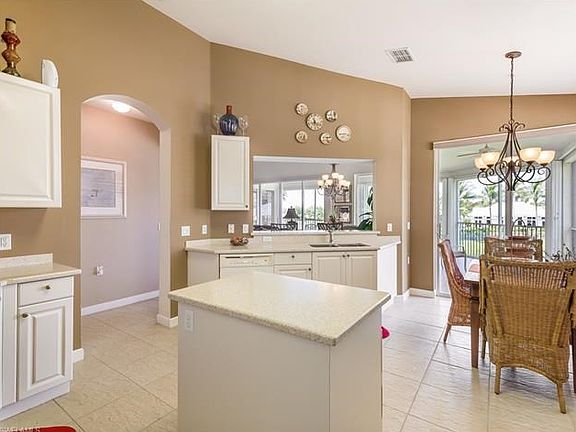 Eat In Kitchen w/Island