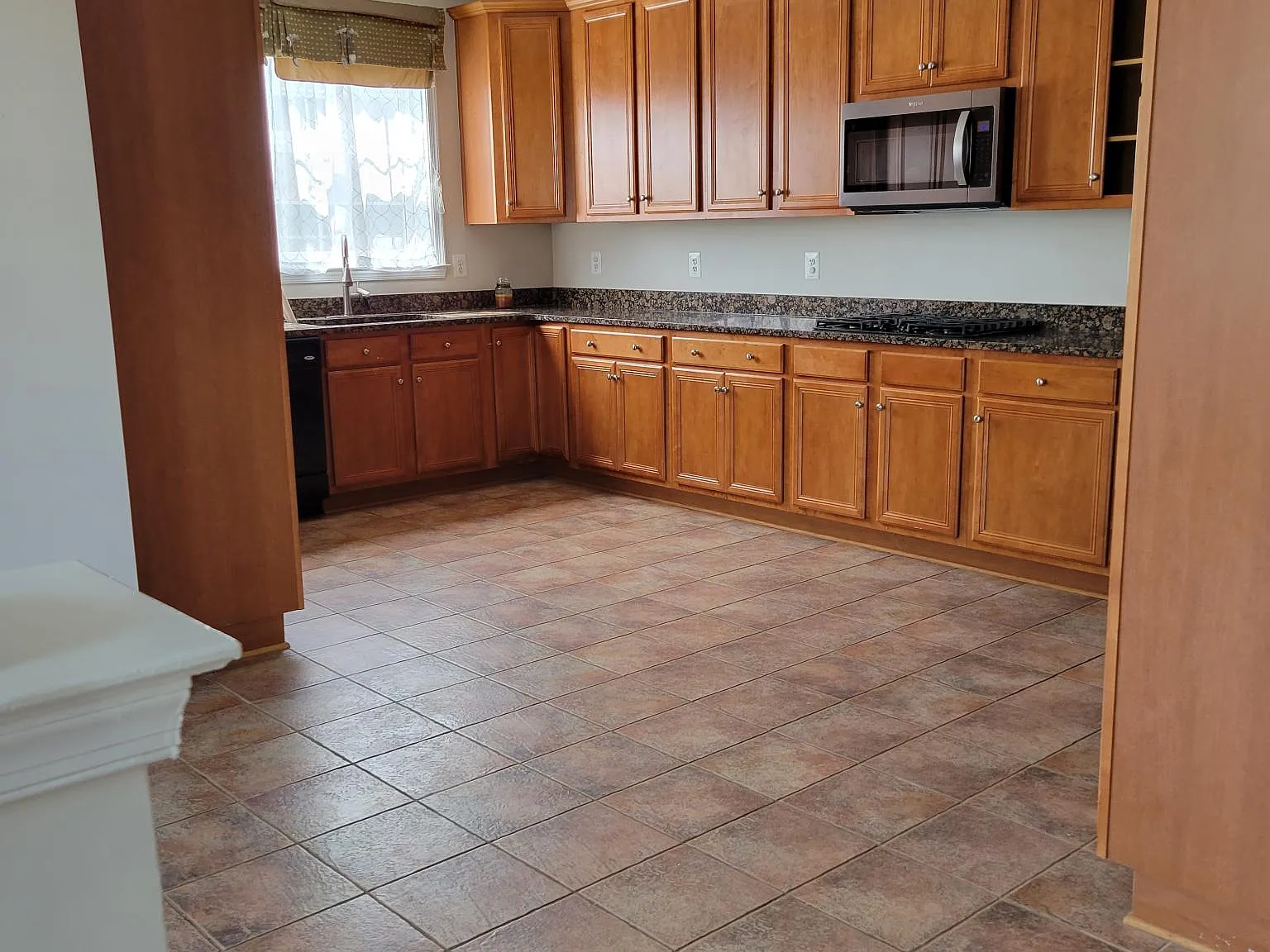 3 bed, 2.5 bath, 2403 sqft, $3,099 — Photo 4