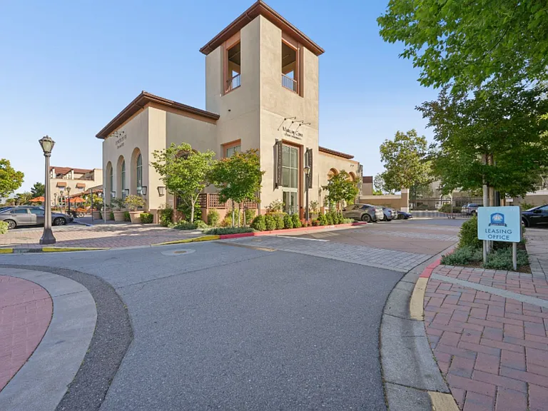 Marlin Cove Apartments — Photo 40