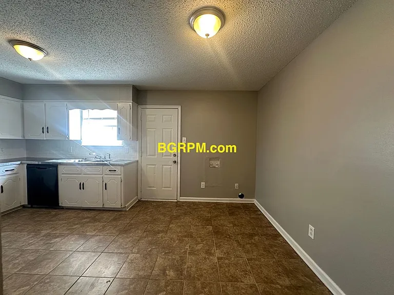 1099 W Elm St — Photo 39