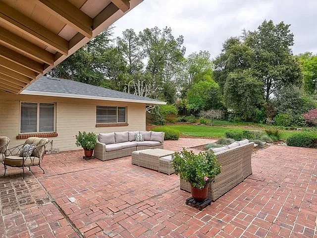820 Loyola Dr photo 1