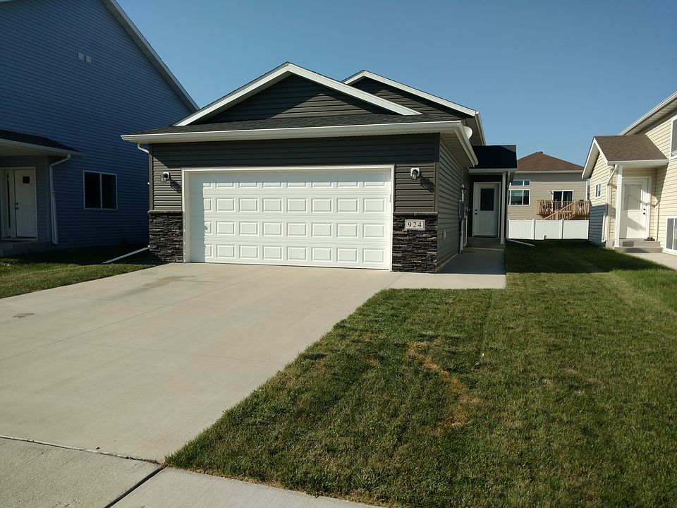 1st image of 924 30th Ave W