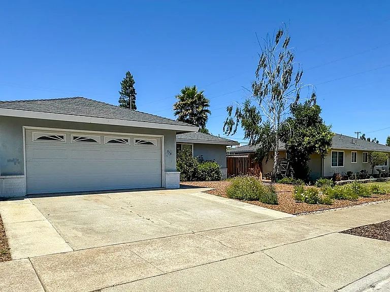 315 Heidi Dr — Photo 3