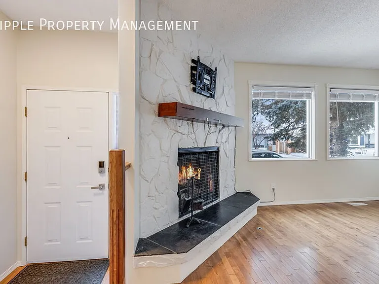 63 Woodglen Close SW #UPPER — Photo 6