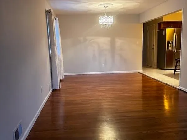 279 Avenue East image 4 of 11