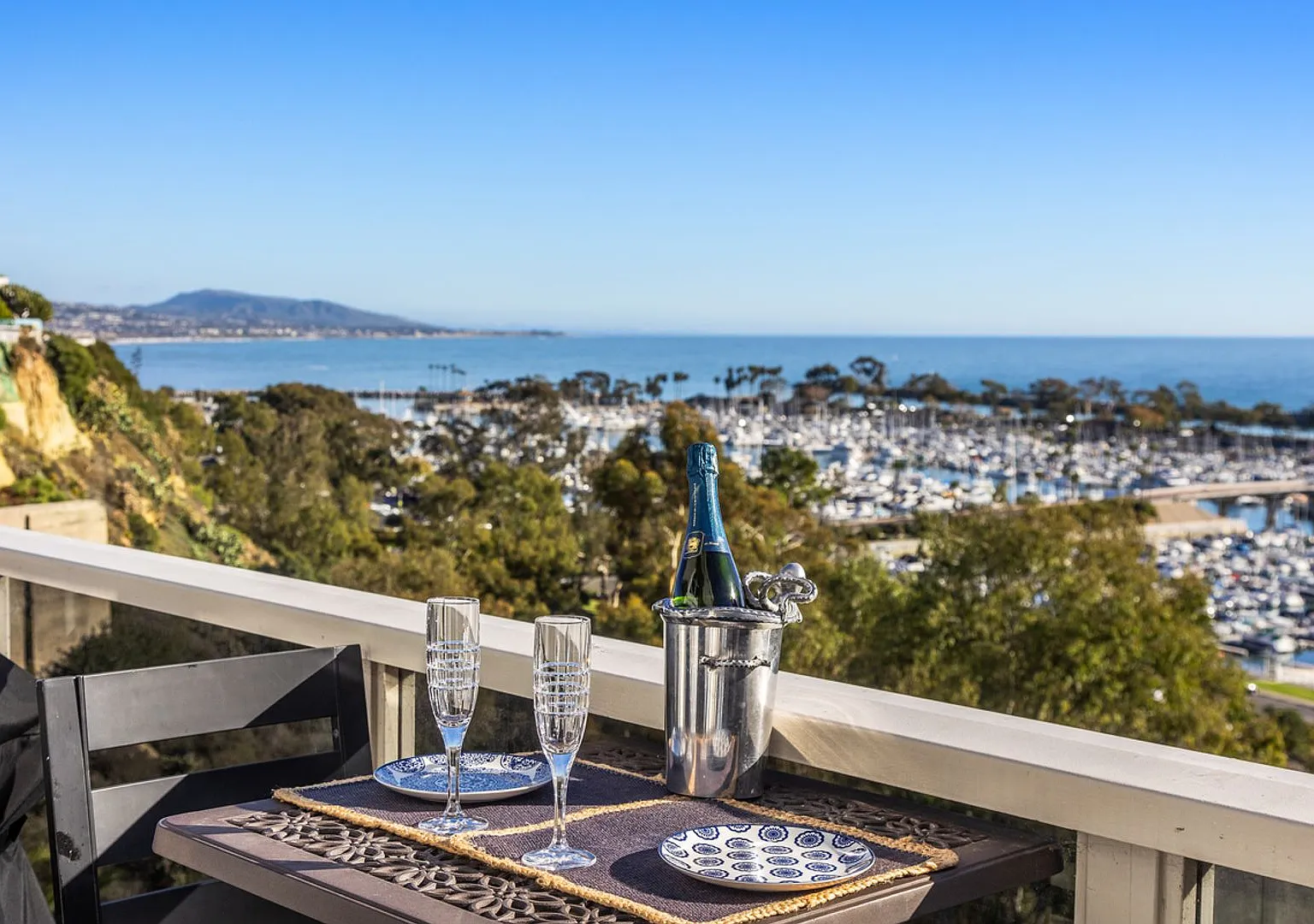 Luxury Executive Coastal Residence — Photo 2