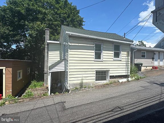 3rd image of 219 E Pike St