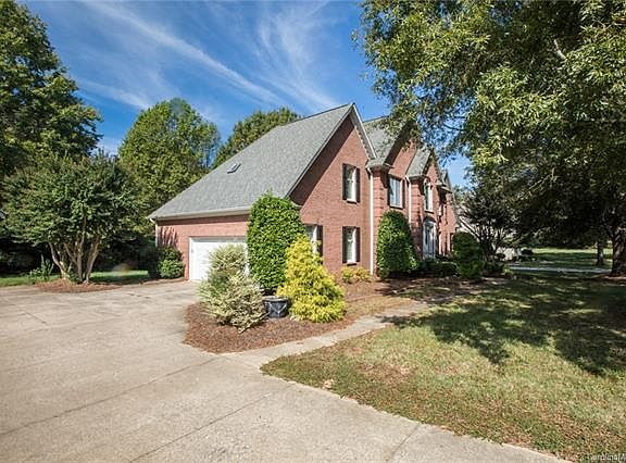 2nd image of 2865 Berwick Ln