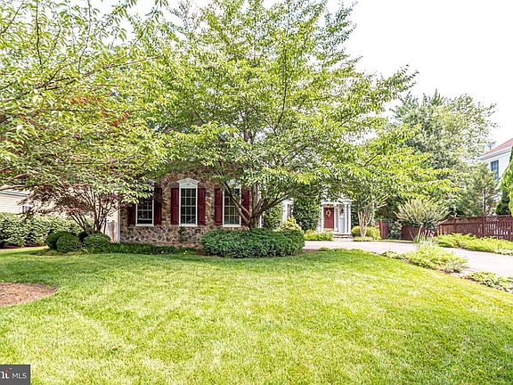 3rd image of 2712 Woodlawn Trl