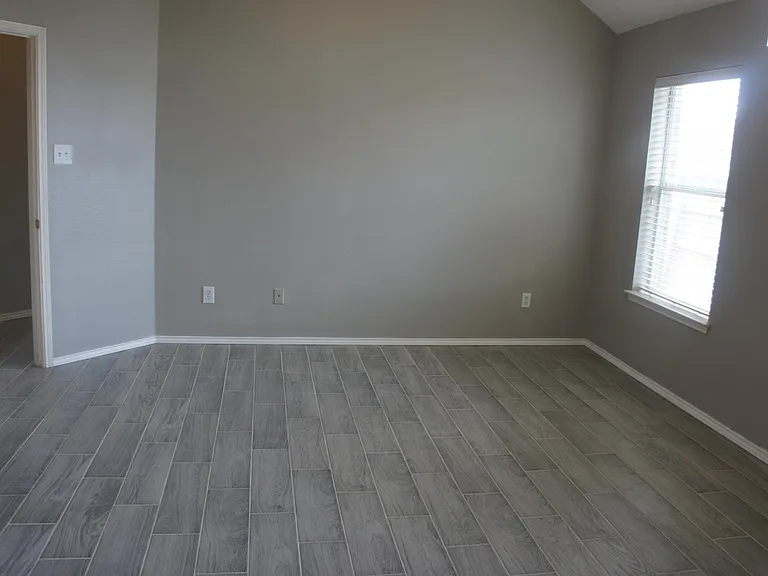 1839 Hillwood Dr — Photo 4