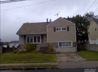 12 Earl St, North Babylon, NY 11703
