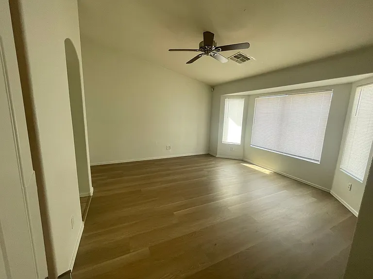 915 W Bowker St — Photo 8