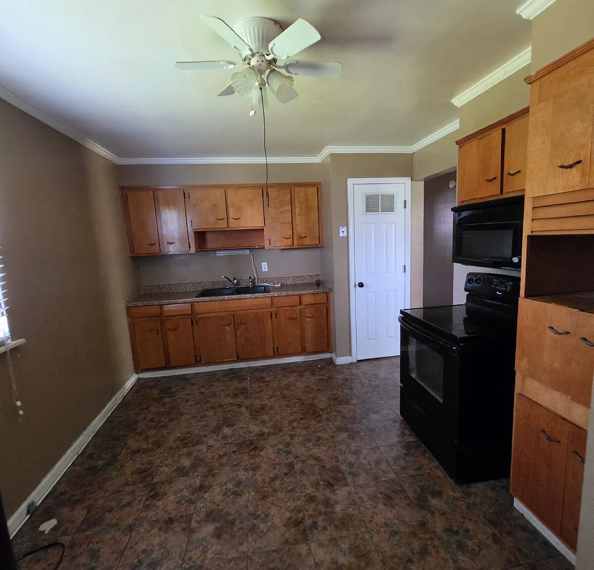 3 bed, 1.0 bath, 884 sqft, $1,100 — Photo 4