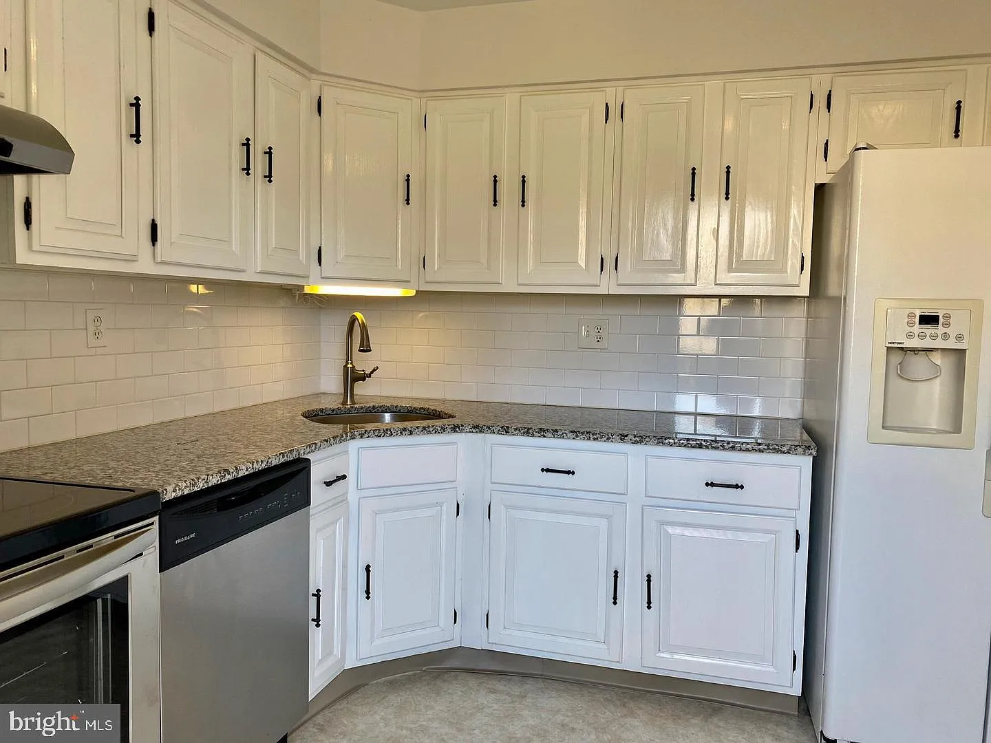 2 bed, 2.0 bath, 2654 sqft, $2,400 — Photo 2